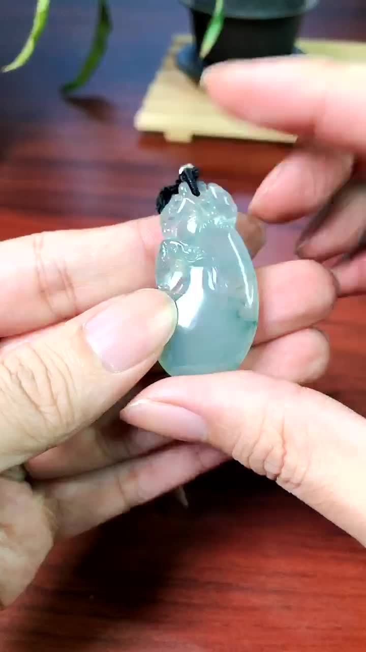細膩冰種飄花精雕福瓜玉石飾品 佩戴典雅與吉祥的完美結合