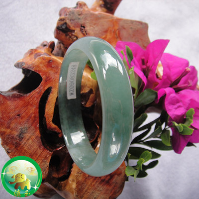 騰越瓊玉翡翠坊 天然老坑帕敢油青手鐲的典雅風韻