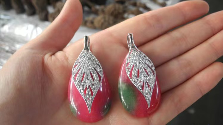 七彩光華，頸間雅韻——探秘925銀鑲嵌玉石鎖骨項鏈的魅力