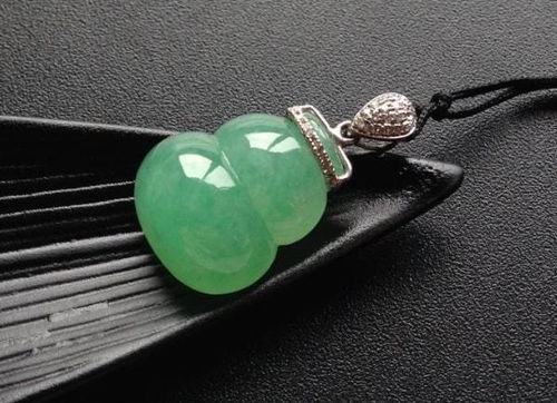 給孩子買翡翠飾品，這些細節不注意，美玉可能變