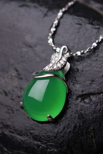 玉飾新風尚 探索青之鈺玉石吊墜在蘑菇街優店的時尚演繹